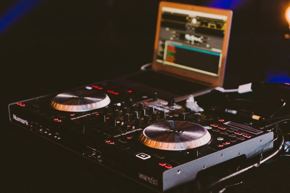 Conviértete en un DJ profesional: Todo lo que debes saber y saber hacer